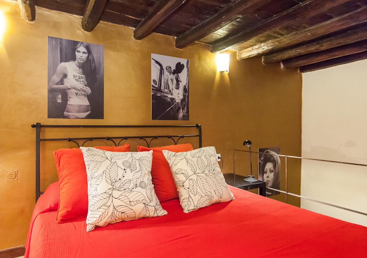 Independent In Trevi Fountain - Spain Square Rom Exterior foto