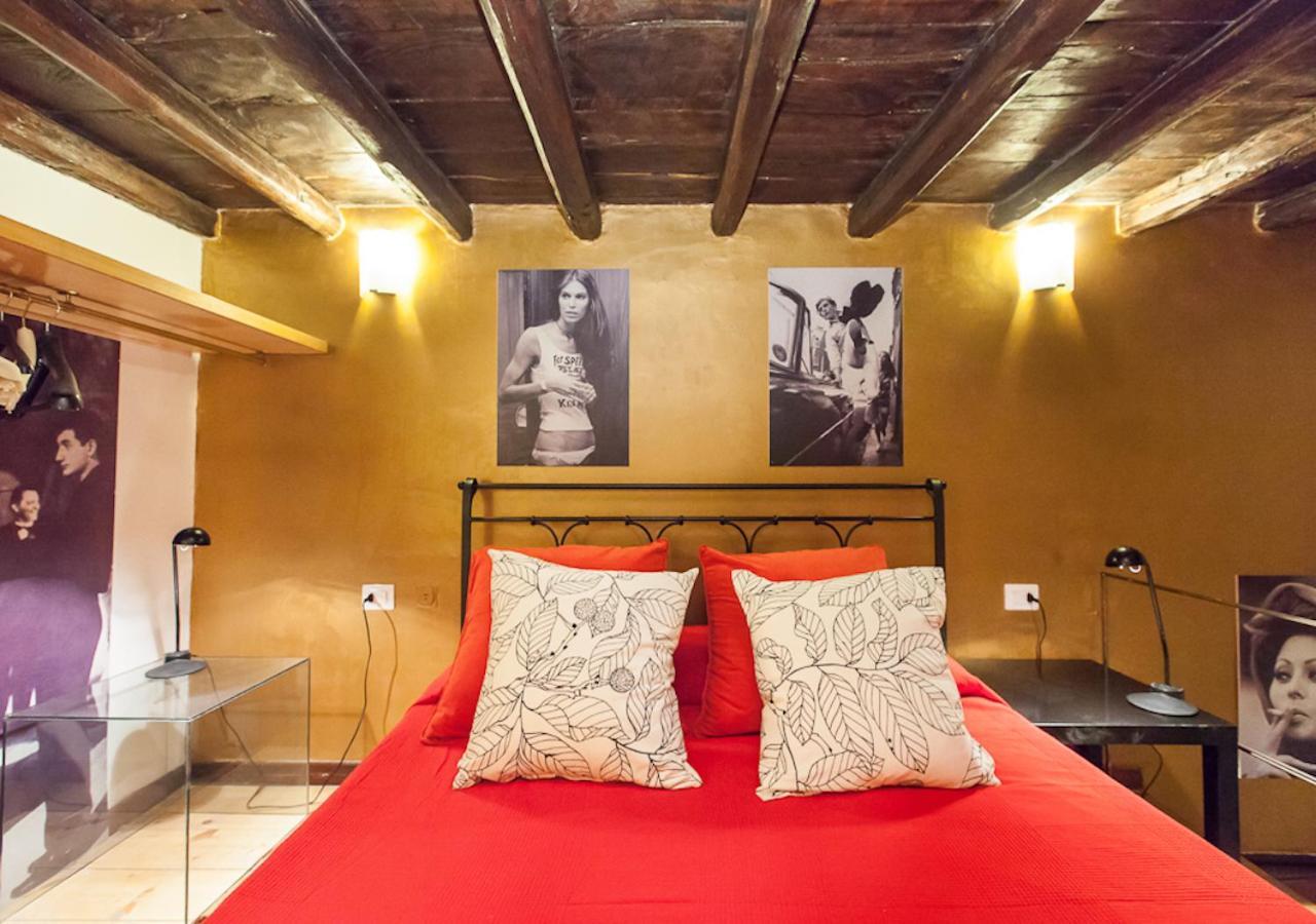 Independent In Trevi Fountain - Spain Square Rom Exterior foto